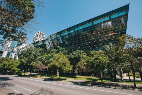 sede Itaú prédio, rua com arvores na calçada