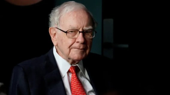 Imagem de Warren Buffett para ilustrar reportagem sobre os últimos movimentos da Berkshire Hathaway, empresa do bilionário