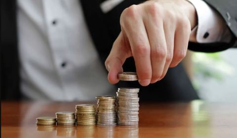 Uma estratégia para gerar renda passiva é investir em ativos que ofereçam pagamentos regulares, como Fundos Imobiliários e Tesouro Direto. (Foto: Freepik)