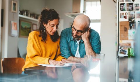 Pesquisa aponta que 66% dos casais dizem não conversar sobre dinheiro. (Foto: Getty Images)