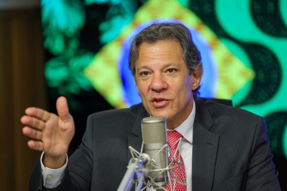 Foto do ministro da Fazenda, Fernando Haddad, que anunciou um pacote fiscal de R$ 70 bilhões e isenção de Imposto de Renda. Ele é homem, branco e usa terno preto.