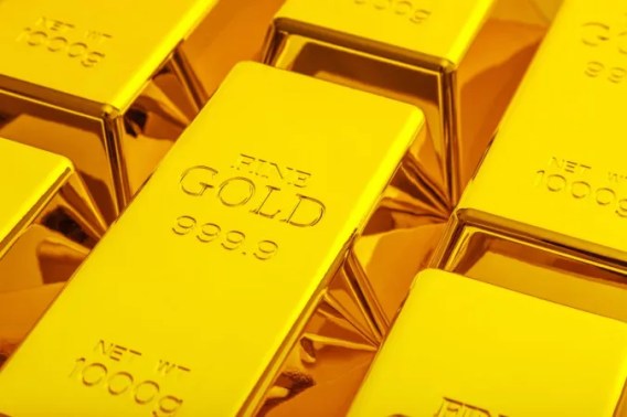 Foto de barras de ouro enfileiradas. A matéria explica a alta nos preços do ouro e como investir na commodity metálica por meio de fundos e ações.