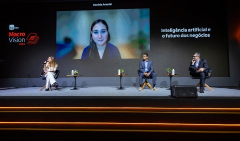Ao centro, em destaque, Daniela Amodei, fundadora da Anthropic, acompanhada por Ricardo Guerra, CIO do Itaú (direita), Vasi Philomin (centro), VP da AWS, e Julia de Luca, do Itaú BBA (esquerda). Foto: Divulgação: Itaú Unibanco