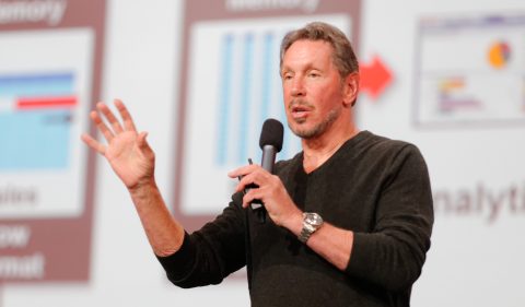Larry Ellison viu sua fortuna crescer em US$ 100 bilhões em um único dia com a valorização das ações da Oracle. (Foto: Oracle PR via Wikimedia Commons)