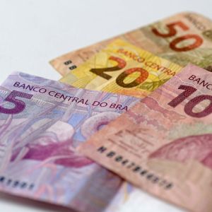 Foto de notas de 5, 10, 20 e 50 reais.