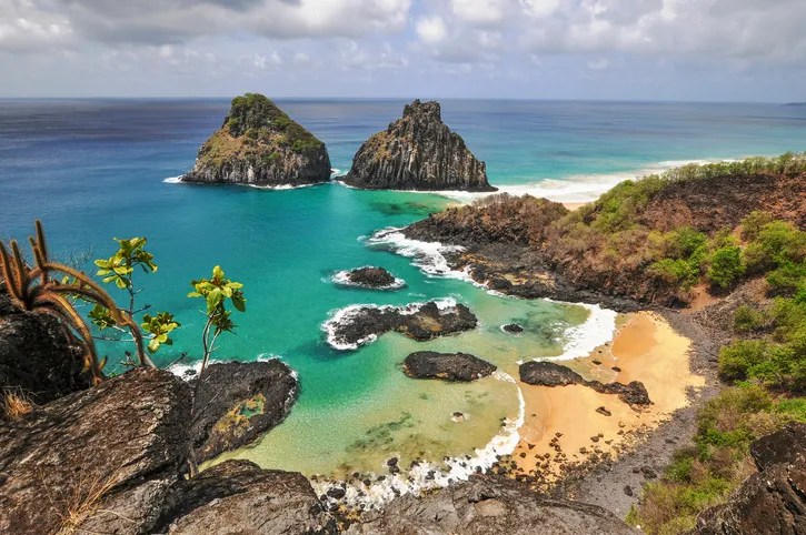Imagem traz vista da ilha de Fernando de Noronha para ilustrar reportagem sobre os destinos mais caros do brasil