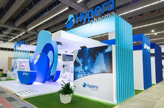 Foto de um stand azul e branca da Hypera (HYPE3) Pharma, cujas ações estão voláteis por causa da fusão com a EMS