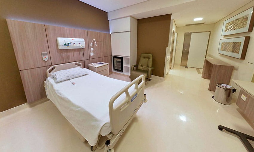 Foto de leito hospitalar branco; a matéria explica o que esperar dos resultados financeiros de Hapvida (HAPV3) e Rede D'Or (RDOR3) no 3º trimestre de 2024.