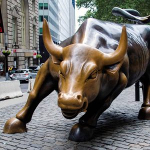 Foto do touro dourado da bolsa de valores de Nova York, dos EUA, do qual o S&P 500, para ilustrar matéria sobre recomendação de investimentos do UBS