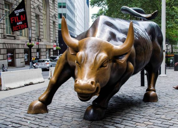 Foto do touro dourado da bolsa de valores de Nova York, dos EUA, do qual o S&P 500, para ilustrar matéria sobre recomendação de investimentos do UBS
