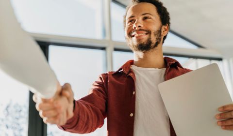 No último ano, aproximadamente 2,1 milhões de empresas no Brasil fecharam suas portas. (Foto: Freepik)