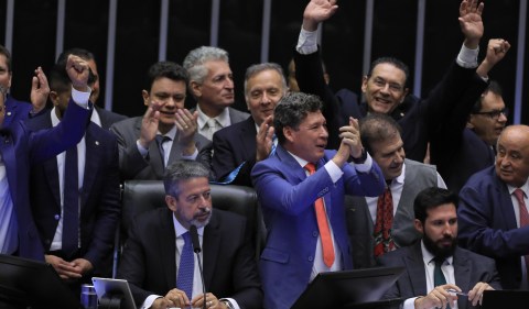 Deputados federais comemoram a aprovação da regulamentação da reforma tributária na Câmara dos Deputados, em Brasília (DF) Foto: Lula Marques/Agência Brasil