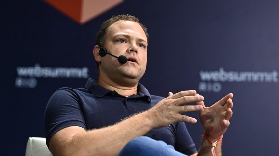 Foto de José Ribeiro, CEO da Coinext. Ele é homem e branco, e fala em um microfone. Ribeiro deu entrevista à Inteligência Financeira sobre altcoins, bitcoin e a Coinext.