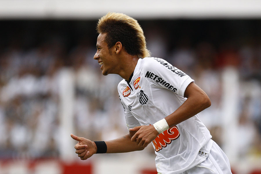 Eis que temos o retorno de Neymar ao futebol brasileiro. Vestirá a camisa do Santos FC, clube que o revelou, supostamente pelos próximos 6 meses