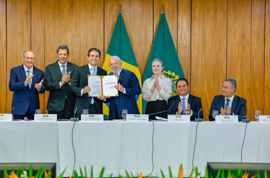 O presidente Lula (PT) entrega ao presidente da Câmara, Hugo Motta (Republicanos-PB), projeto de lei que amplia a isenção do IR. Foto: Ricardo Stuckert / PR