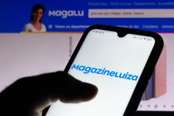 Foto de uma tela de celular com o logo do Magazine Luiza (MGLU3).