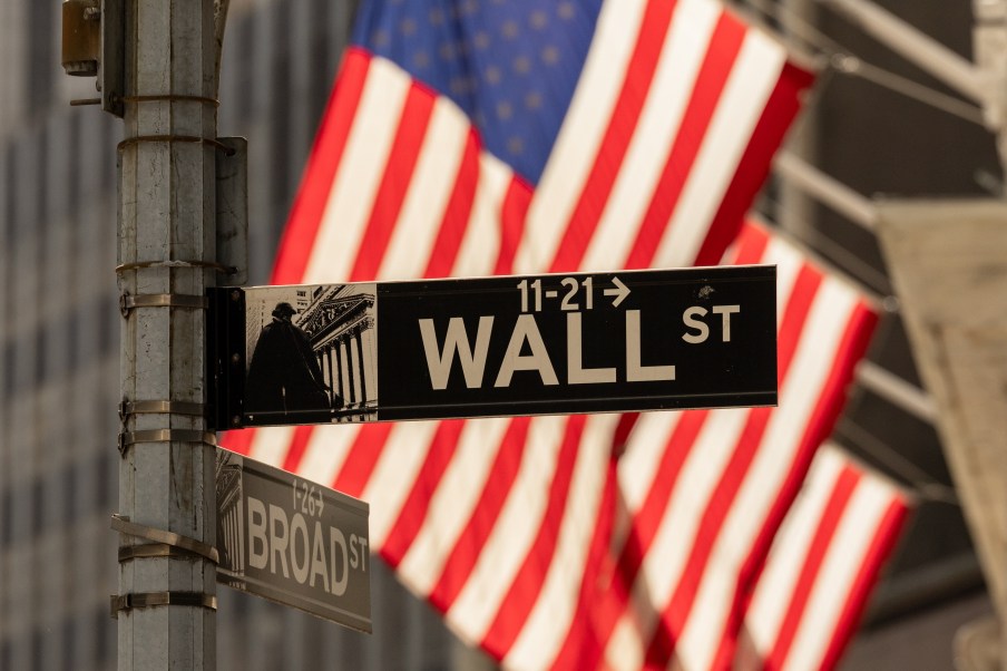 Bolsas caem em NY na véspera do ‘tarifaço’ de Trump