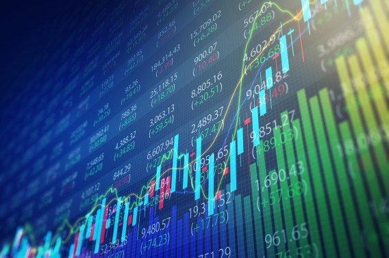 Foto de um painel de investimentos com diversos gráficos coloridos.