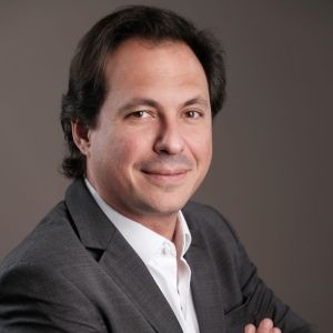 Foto do gestor da More Invest, Fabio Fabietti. Ele é homem, branco e usa terno cinza. A foto ilustra matéria sobre investir em Fundos de Investimento em Direitos Creditórios, os FIDC.