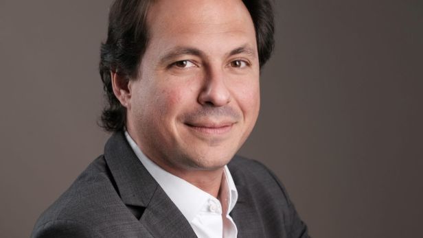 Foto do gestor da More Invest, Fabio Fabietti. Ele é homem, branco e usa terno cinza. A foto ilustra matéria sobre investir em Fundos de Investimento em Direitos Creditórios, os FIDC.