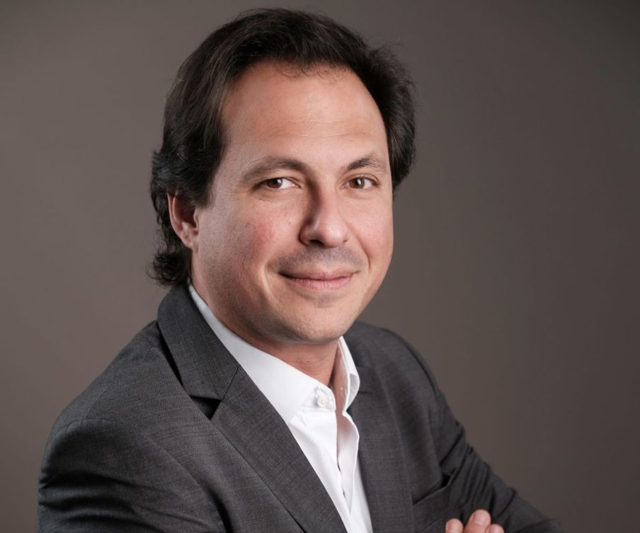 Foto do gestor da More Invest, Fabio Fabietti. Ele é homem, branco e usa terno cinza. A foto ilustra matéria sobre investir em Fundos de Investimento em Direitos Creditórios, os FIDC.