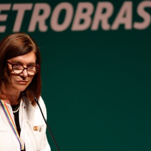 Quando o preço do petróleo desce, é hora de apertar os cintos, diz CEO da Petrobras