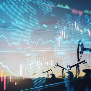 Foto de um campo de extração de petróleo com gráfico financeiro sobreposto para ilustrar matéria sobre queda do preço do petróleo hoje e para 2025.