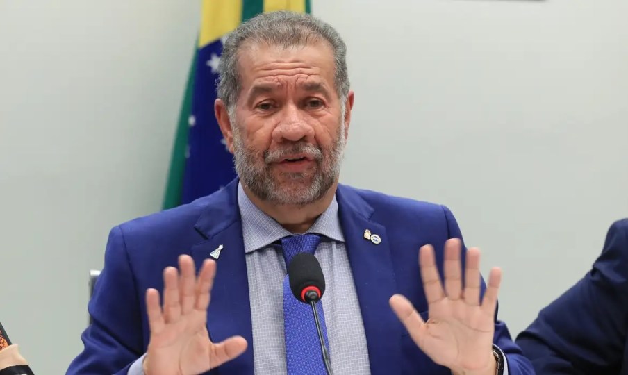 Carlos Lupi deixa o Ministério da Previdência após investigação de fraudes no INSS