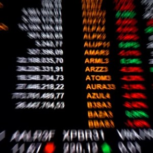 Foto de painel da Bovespa, bolsa de valores do Brasil, para matéria que trata de alta das ações da Vale (VALE3) e Petrobras (PETR4) após acordo comercial impulsionar as commodities de minério de ferro e petróleo