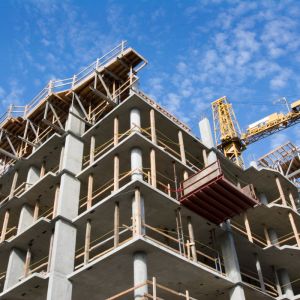 Foto de um prédio em construção.