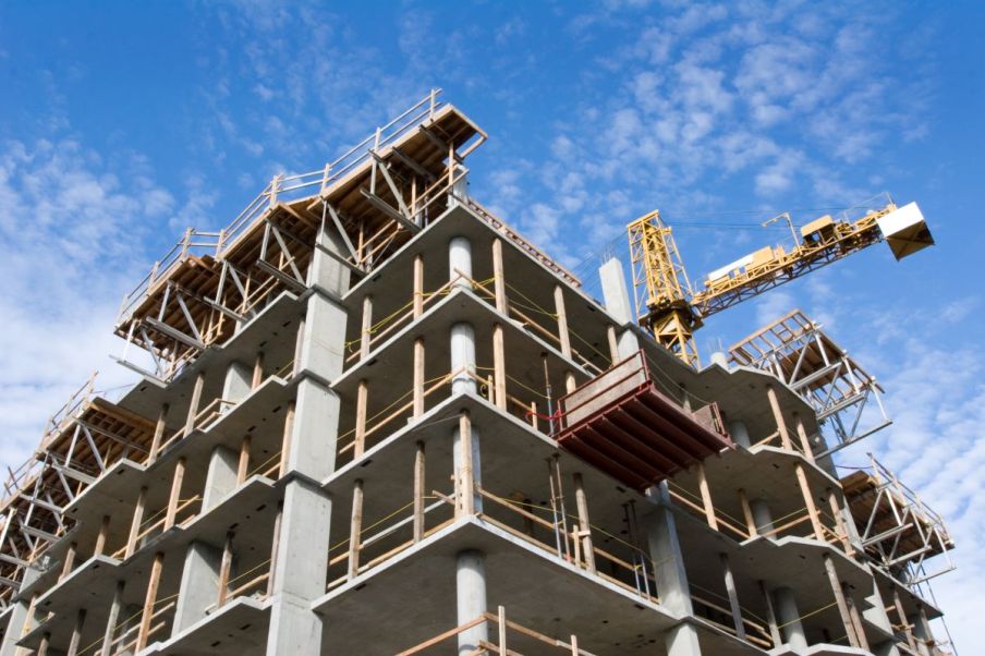 Foto de um prédio em construção.