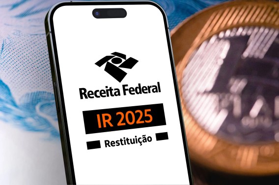 Foto de um celular com uma tela branca e alguns escritos: Receita federal, IR 2025 e Restituição.